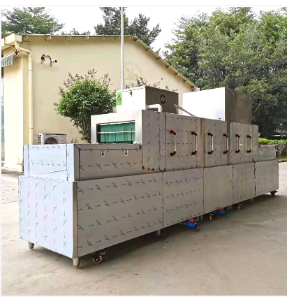 越來越多的餐廳都使用上了商用洗碗機(jī)